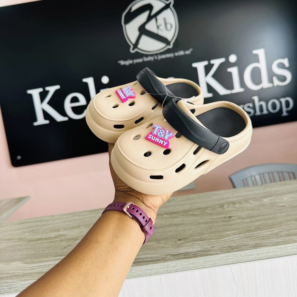 [0379] Crocs 780